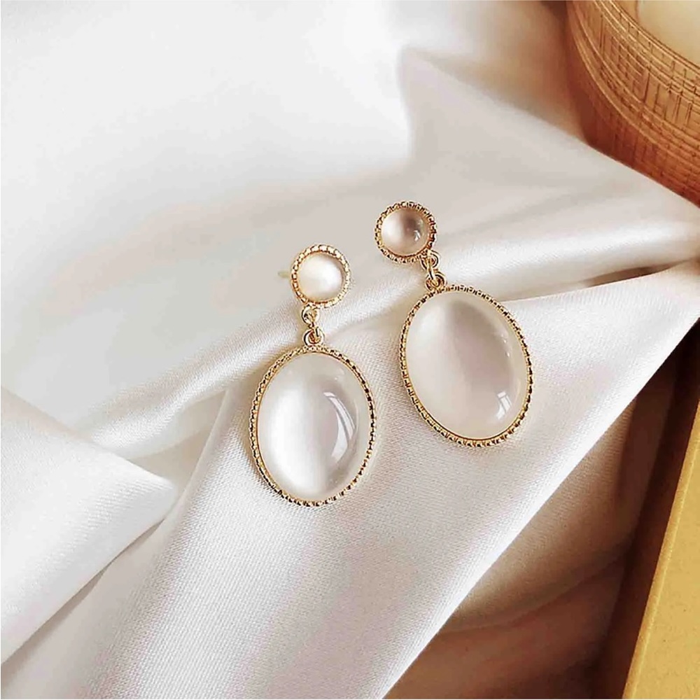 White Moonligh t Opal Vintage Earrings Silver Needle Pebbles